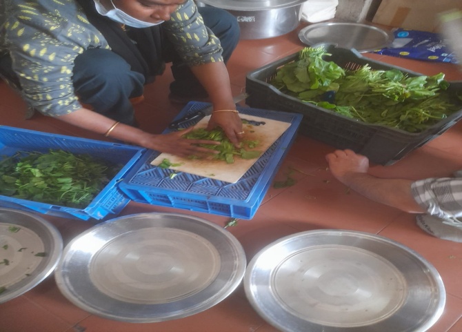 A solar-drying and food-processing training session in progress